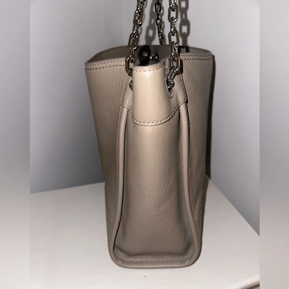 Tory Burch Small Britten Slouchy Tote. - Picture 4 of 8